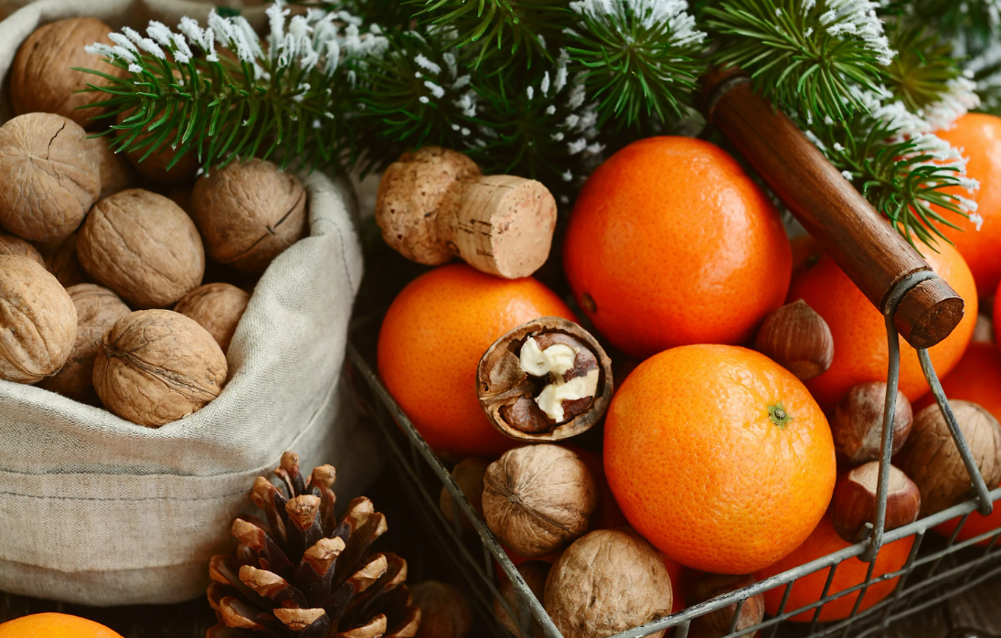 здоровая еда зимой. девушка с салатом. полезные продукты питания зимой. полезные продукты. полезные продукты зимой.