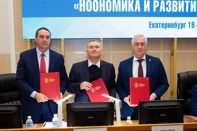    Трёхстороннее соглашение подписали Александр Золотарёв, Сергей Бодрунов и Яков Силин. Фото: www.usue.ru