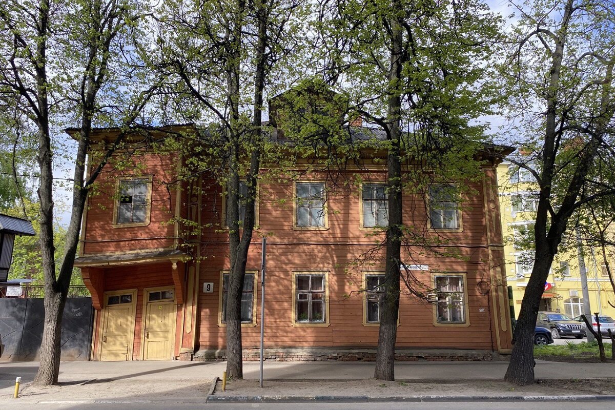 ул. Новая, 9, современное состояние. Здание заметно упростили после ремонта. Возможно, уникальная обшивка елочкой осталась под советскими досками.