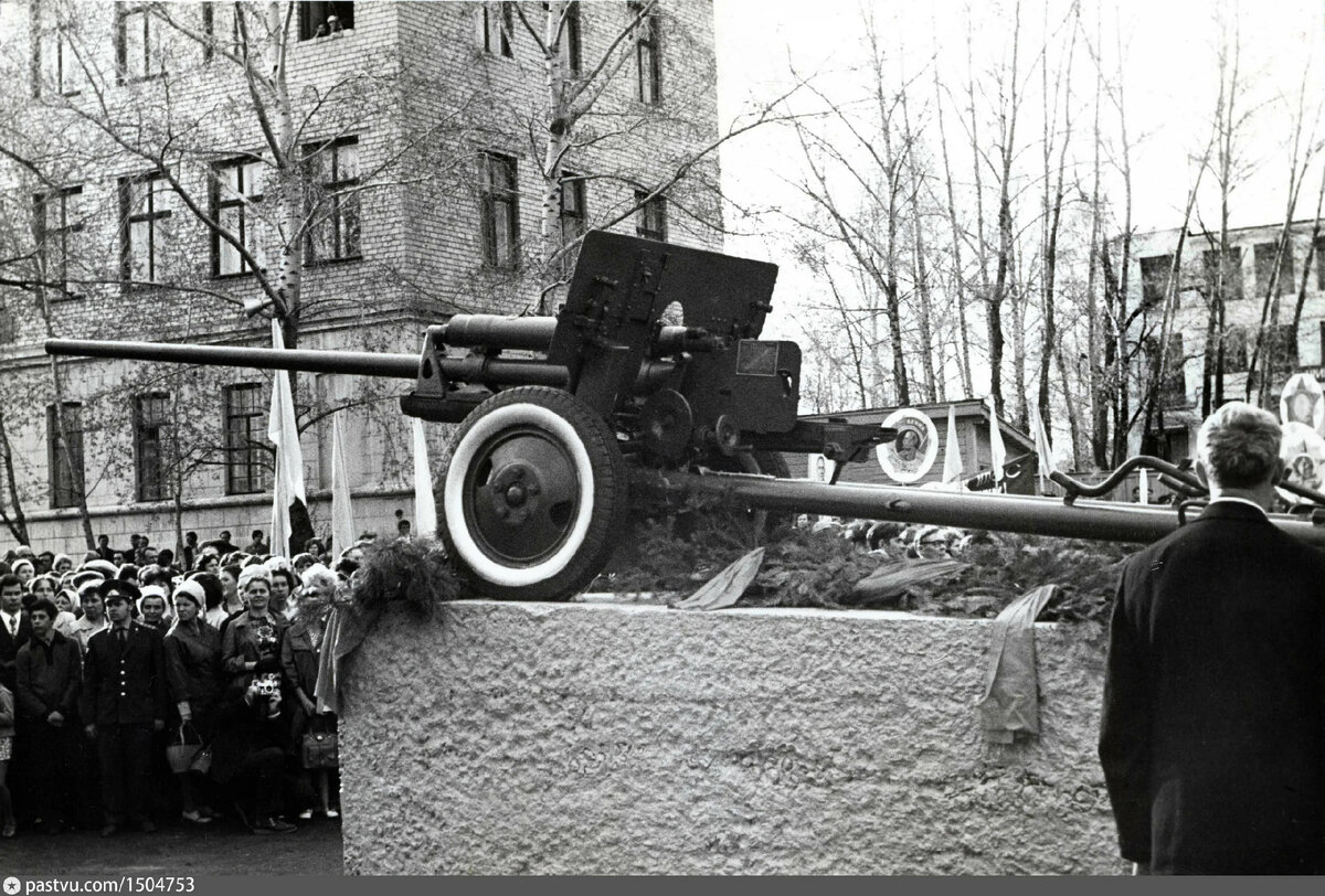 На фотографии: торжественное открытие памятника "57-мм пушка ЗИС-2 № 2803-1946". "Честь и слава коллективу завода "Дальдизель" за самоотверженный труд в Великую Отечественную войну 1941-1945 гг.". В настоящее время пушка находится на в гараже МАУ "Центр патриотического воспитания" г. Хабаровска.