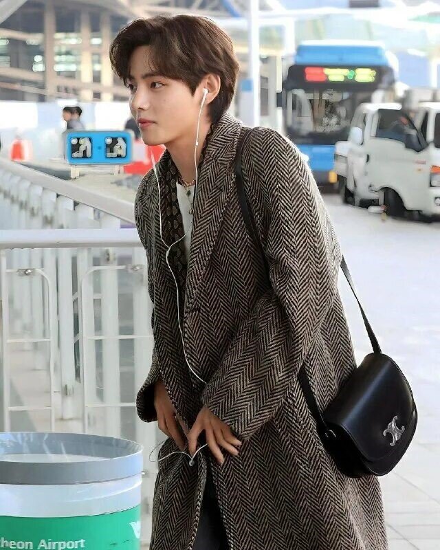 Опять эта противная башня, поля, съёмки, большие гонорары..как же это всё надоело..