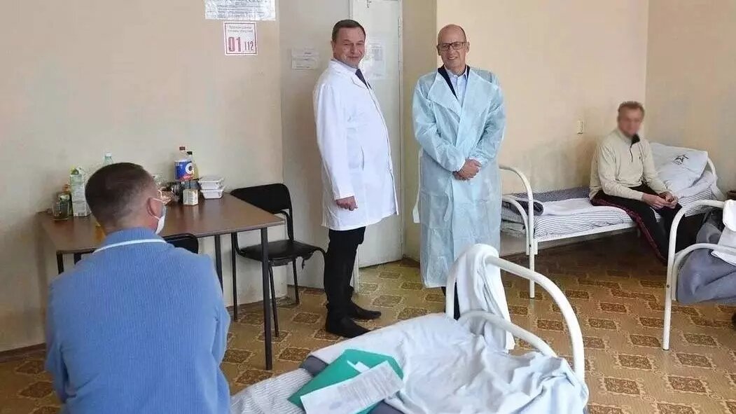     Александр Бречалов навестил в военном госпитале бойцов СВО из Удмуртии.
