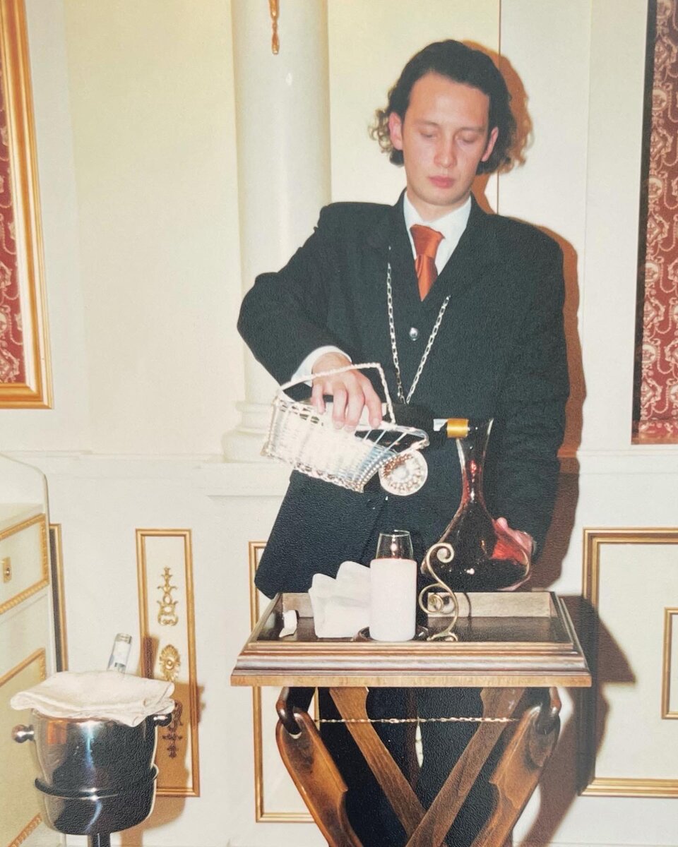 Павел Швец во время работы сомелье.