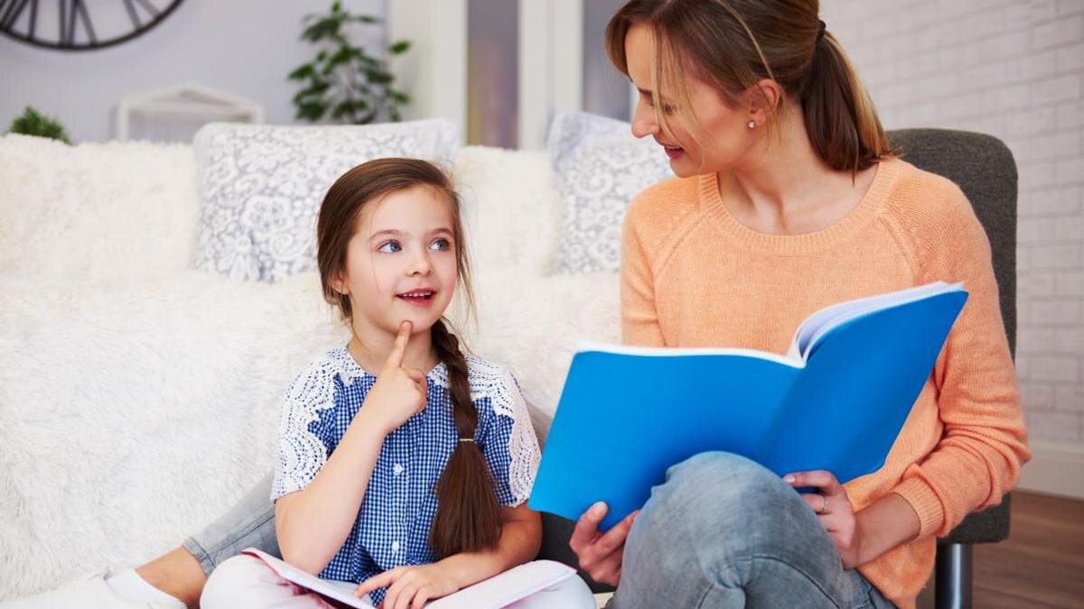    Девочка что-то рассказывает маме:Freepik