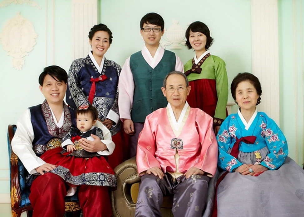 Корея семья ханбок. Ханбок Соллаль. Корё-сарам ханбок. Южная Корея семья корейсов. Корейские русские жены