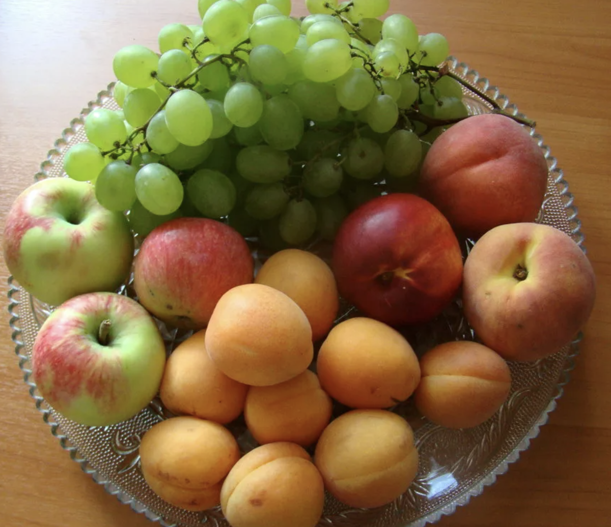 Яблоко едят до еды или после. Фрукты на столе. Домашние фрукты. Фрукты на стол целиком. Фрукты в вазе на столе.
