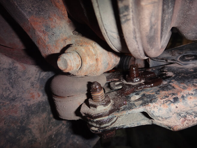 Вот эта шайба ставится в верхнюю часть рычага, а не в нижнюю.