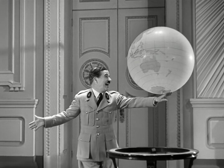 Чарли Чаплин в роли Гитлера в фильме "Великий диктатор" (1940)