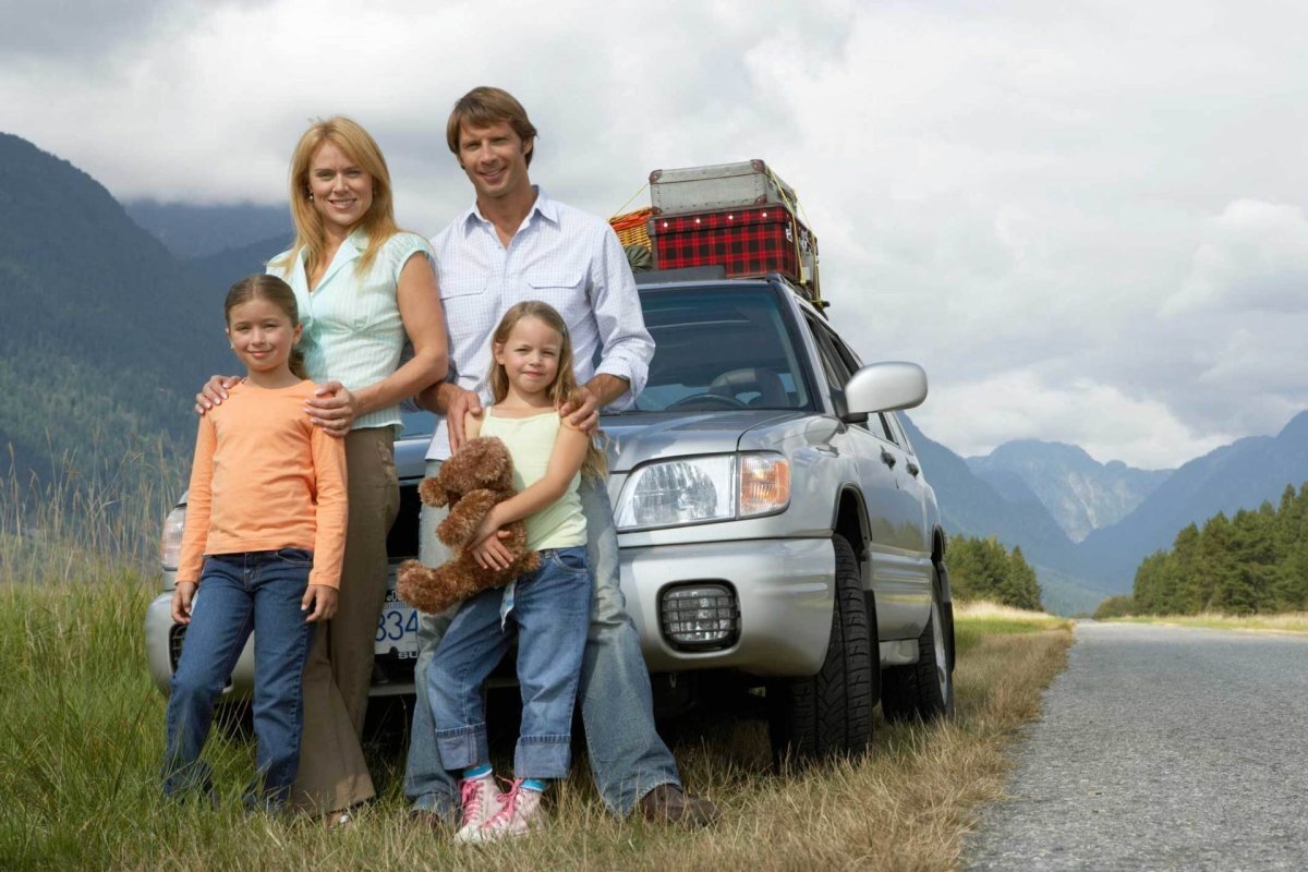 Поездка. Машина для путешествий семьей. Автопутешествие семьей. Семья путешествует. Путешествие на машине.