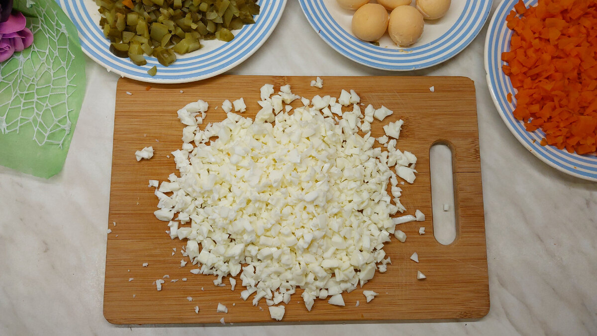 Слоёный салат с куриной печенью и солёными огурцами. | Простое меню | Дзен