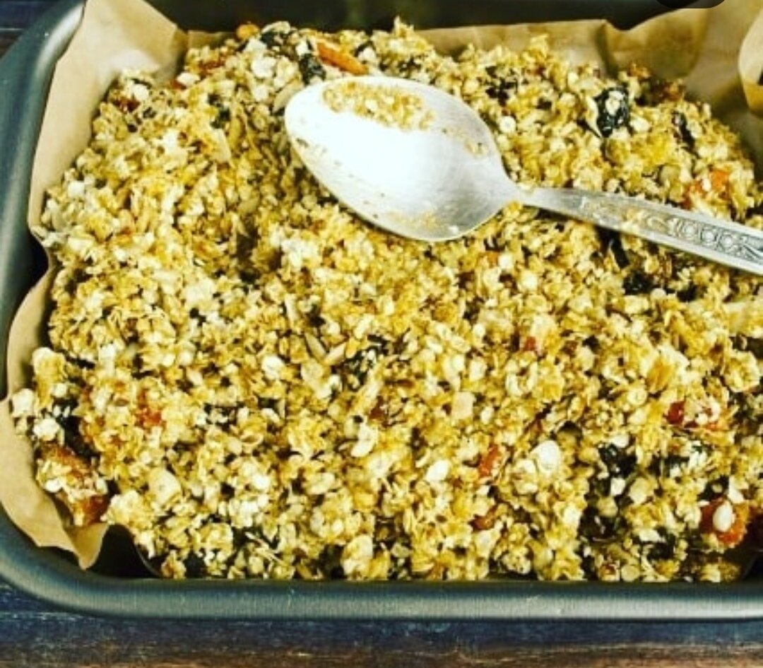 Мюсли домашние в духовке. Батончики мюсли домашние. Гранола из овсянки. Мюсли домашние в духовке. Гранола.