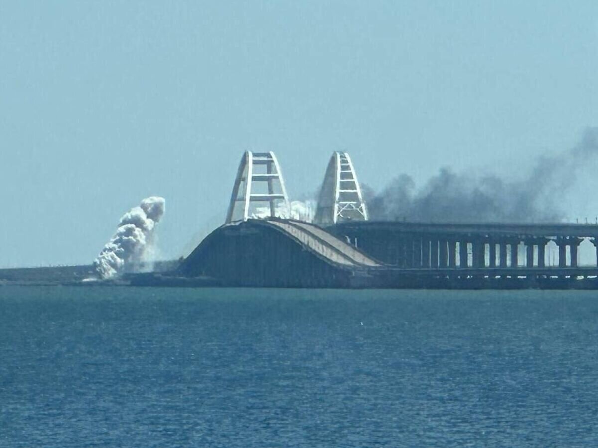    Дым рядом с Крымским мостом© фото очевидца