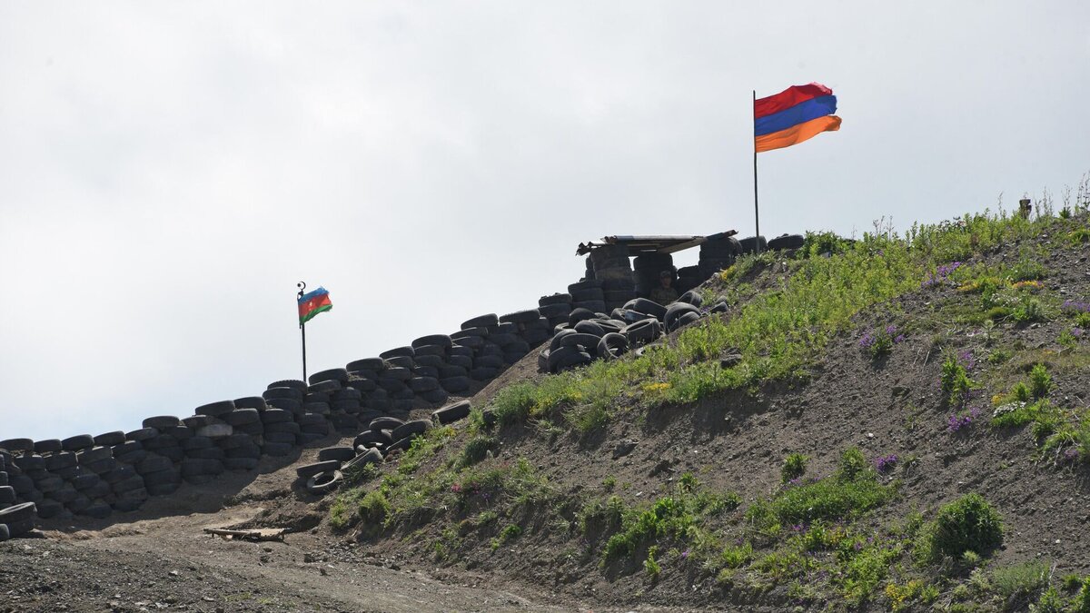 Посты армянской и азербайджанской армий на 8ранице