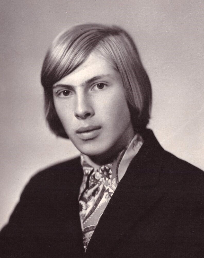 Я в 17 лет, зимой 1973-1974 гг. В те годы родители просили меня ходить в фотоателье каждый год, примерно на день рождения. Впрочем, перед выпускными экзаменами и, главное, перед вступительными экзаменами в МГУ я на всякий случай подстригся, а потом вновь, уже студентом, ходил с удлиненными волосами.