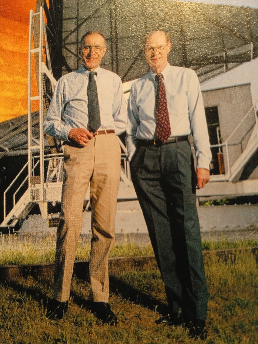 Арно Пензиас и Роберт Вильсон перед антенной позволившей им открыть реликтовое излучение