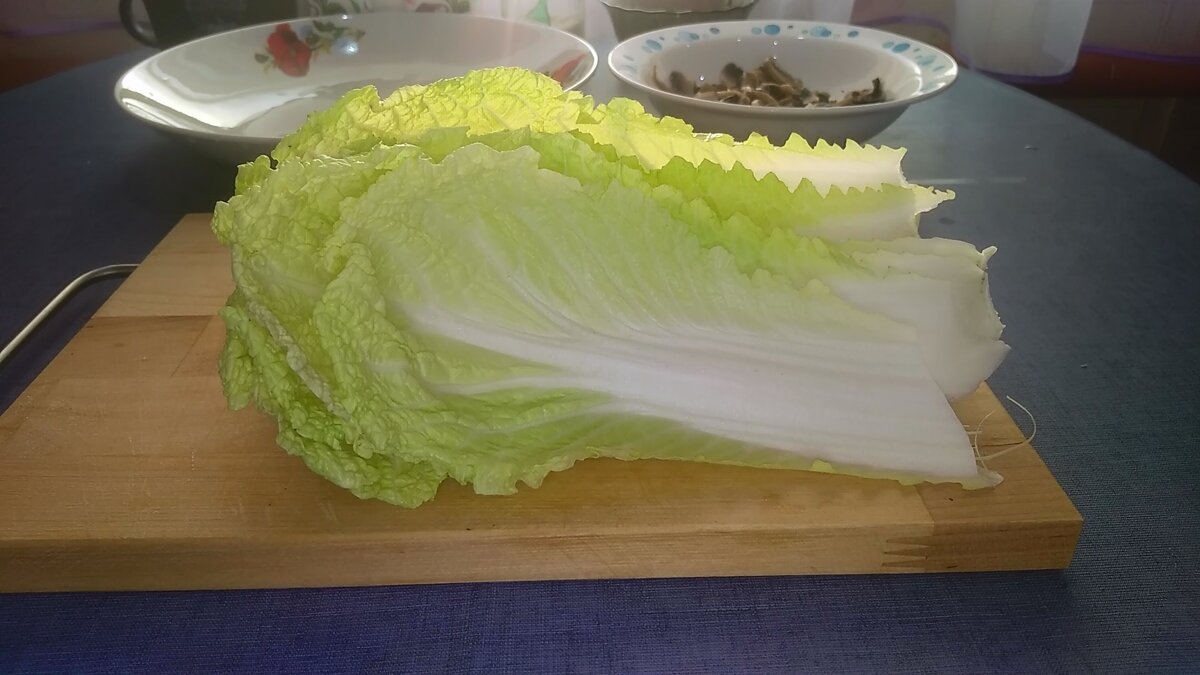 Изысканный салат из шампиньонов, пекинской капусты и куриного филе