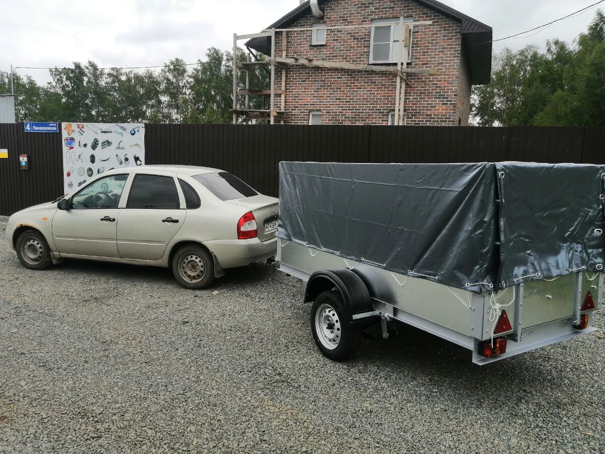 На фото калина с только что купленным новым прицепом, купил за 75 тысяч рублей 1.5 на 2.5 метра (под лист осб). Газель до меня стоит 3-5 тысяч, так что за лето окупил его сто раз. В том году ездил на папином без тента, сделал более 50 рейсов за лето, в этом году перевёз не менее 20 тонн стройматериалов, прицеп очень нужная вещь в деревне которая позволяет очень сильно экономить на доставке