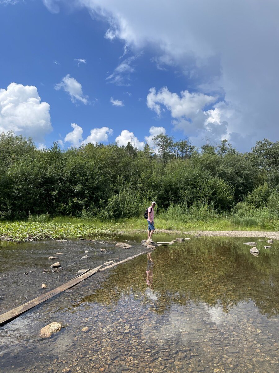 Не обязательно мочить ноги. Можно перейти Нуру по дощечкам.