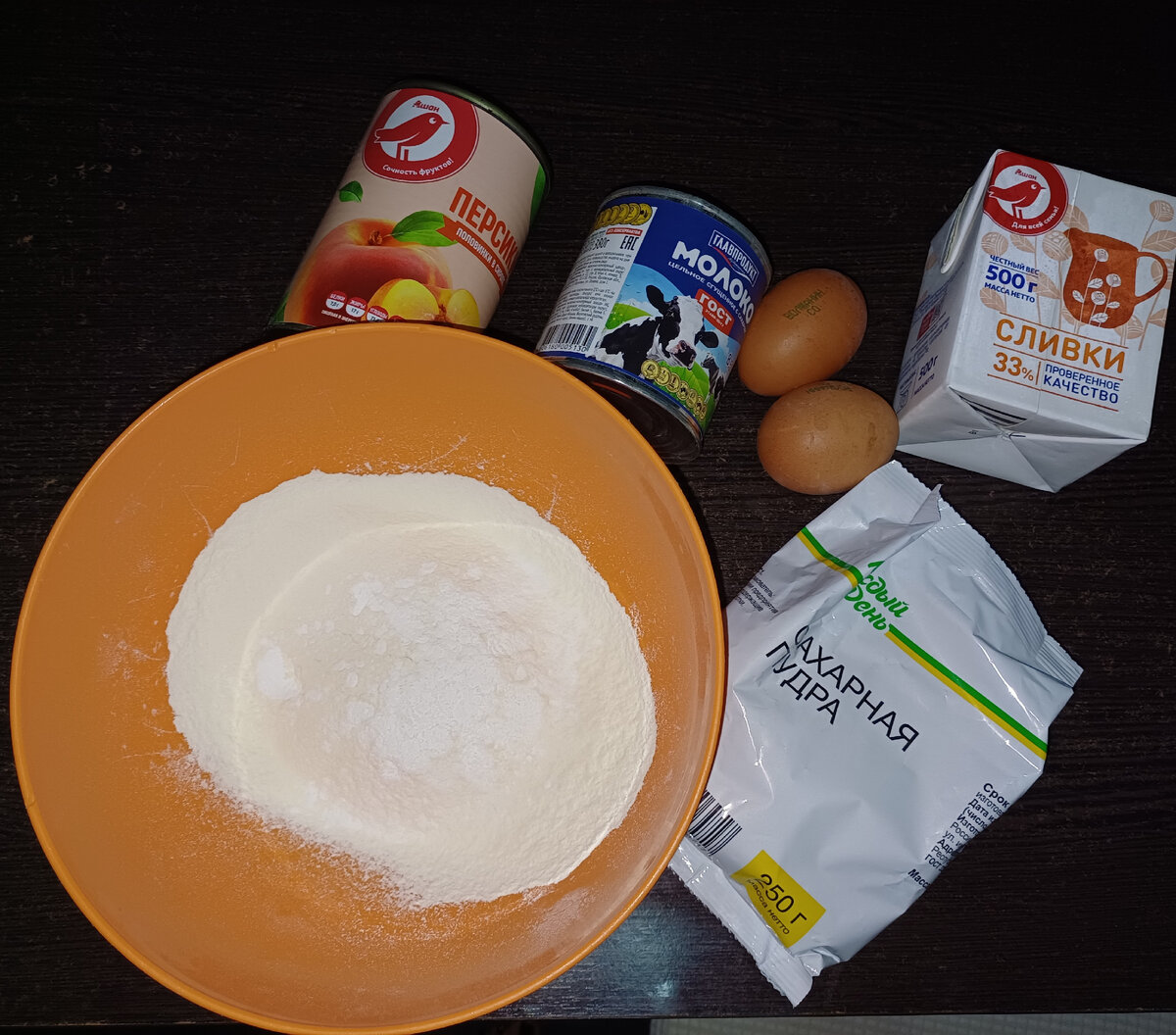 Мука, яйца, сгущёнка, сахарная пудра, сливки и консервированные персики 