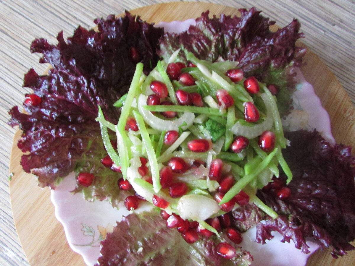 Салат "Чиройлик", состав : маргеланская редька, зерна граната, репчатый лук, зелень, соль и перец по вкусу, заправлен растительным маслом.