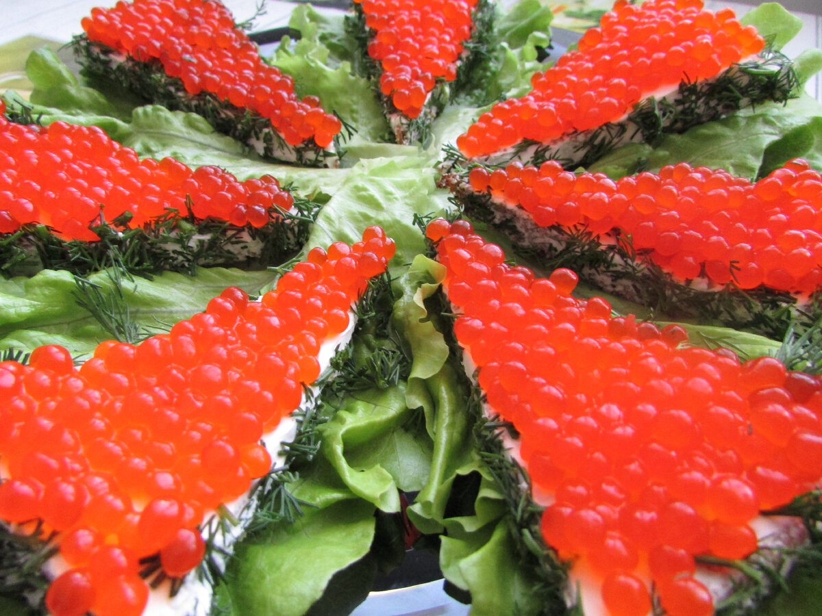 Закуска бутерброд с икрой