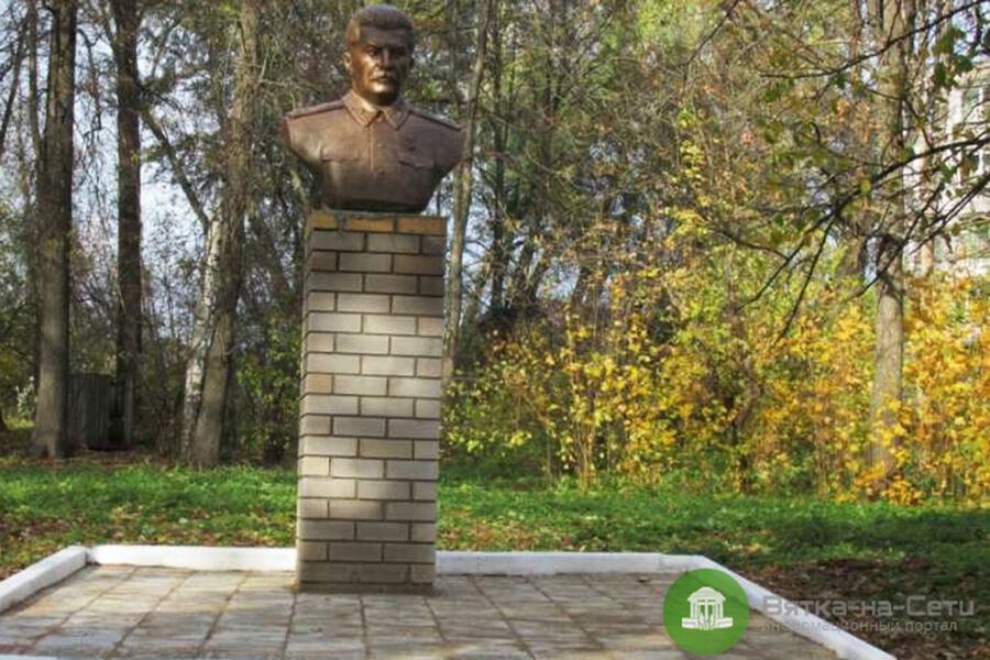 Памятник Сталину установили в детском парке в Кировской области / Фото: «Вятка-на-Сети»