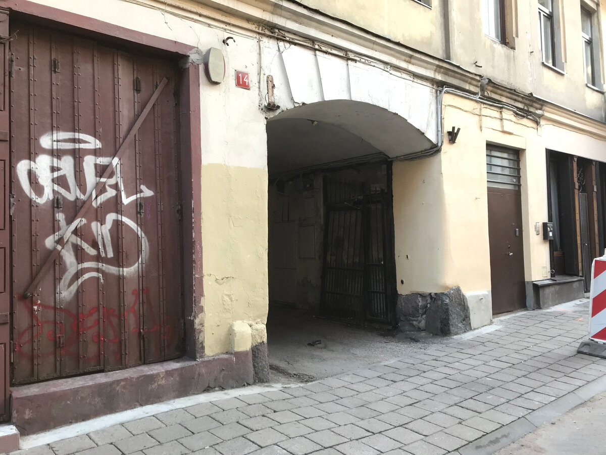 Прогулки по этим улицам напомнили фильм "Окно в Париж" (очень его люблю, кстати)