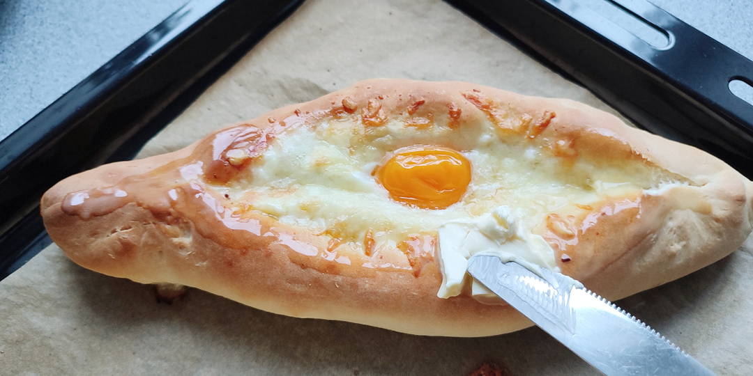 Хачапури по-аджарски из тех продуктов, которые можно купить в России, в обычном супермаркете