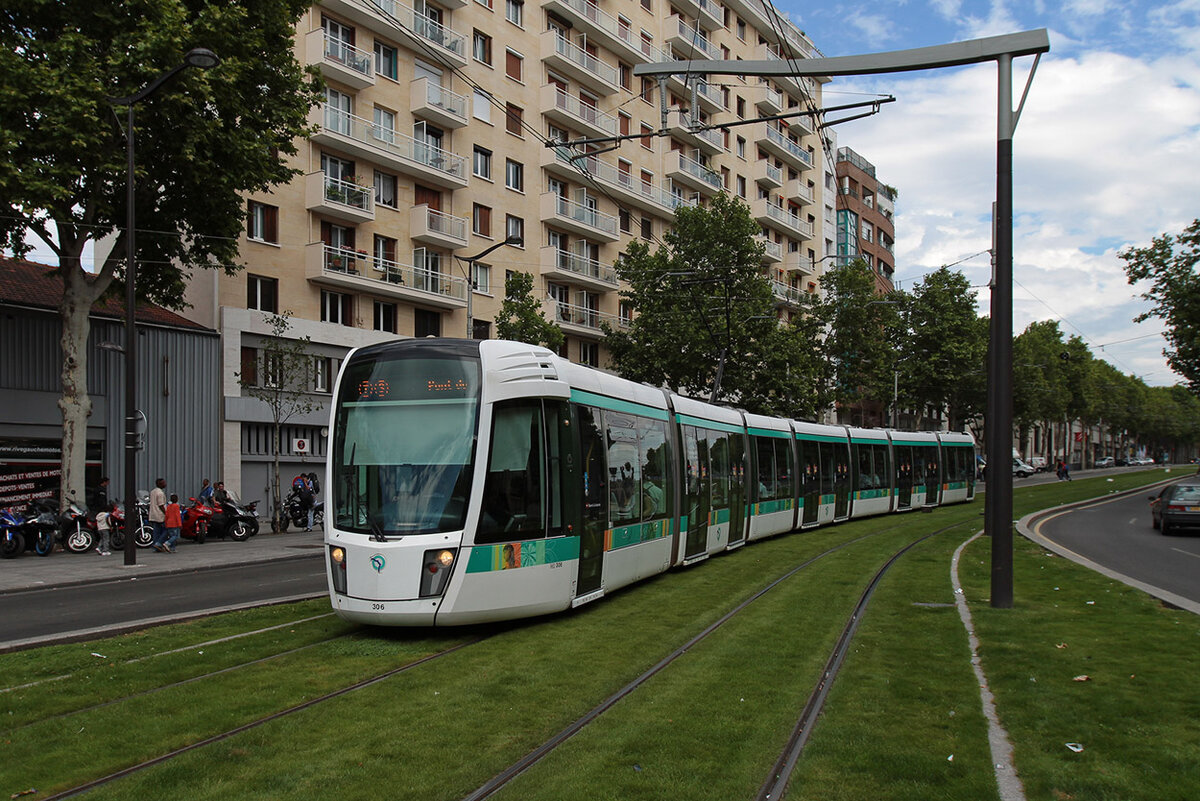 Опоры контактной сети в Париже. Источник изображения Трансфото.Орг