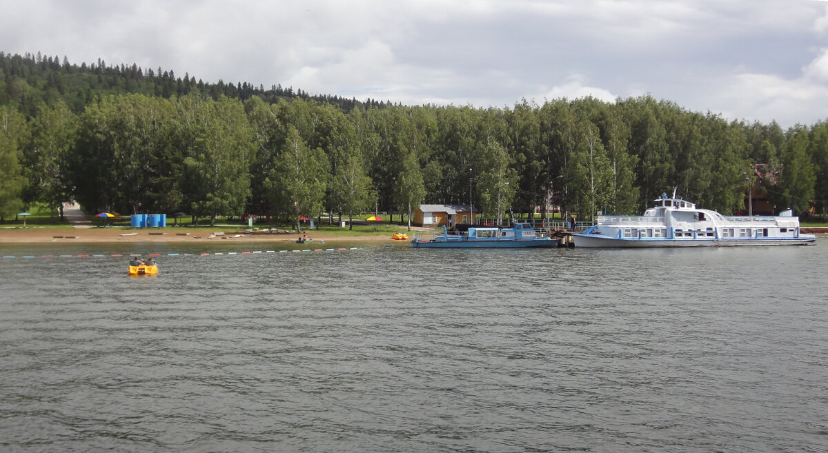 По берегам Павловского водохранилища расположилось множество баз отдыха