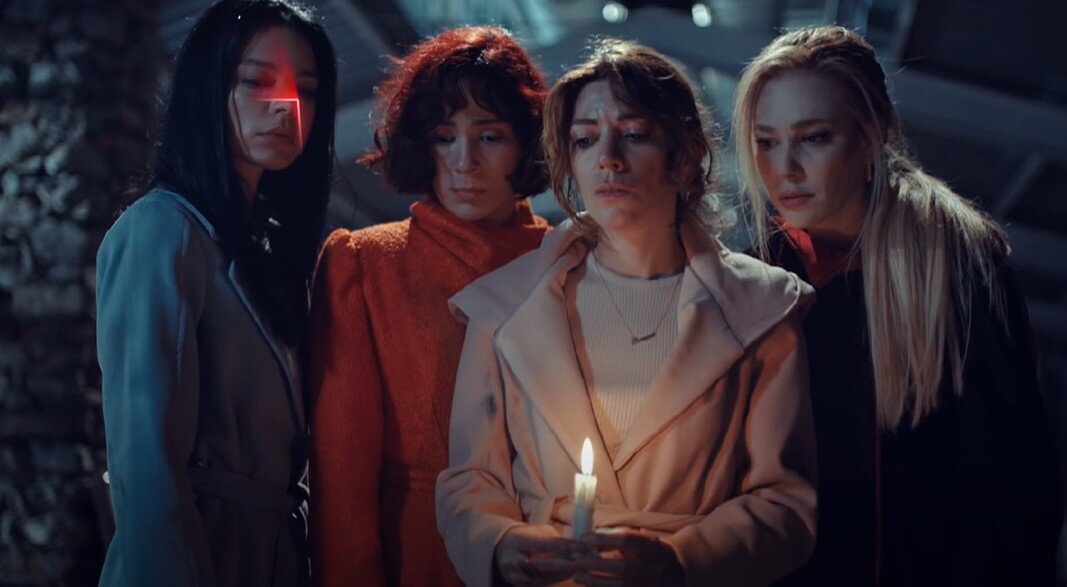 Кадр из сериала «Лгуньи со свечами» 