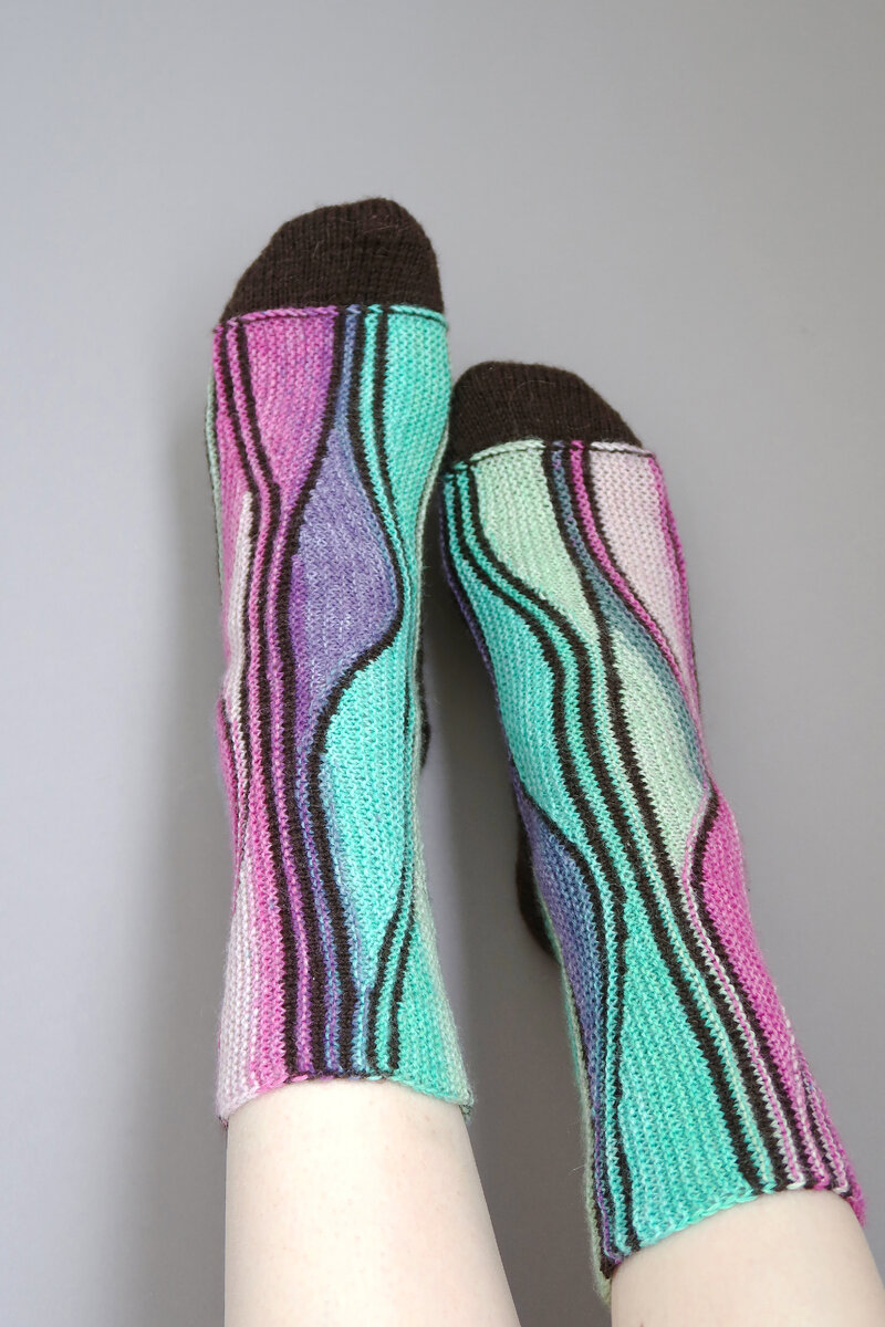 Носки в технике swing knitting . Безумно интересно вяжутся, не дадут заскучать во время процесса точно! Связаны из носочной пряжи  Gruendl HotSocks Modena и Bremont Camino Alpaka