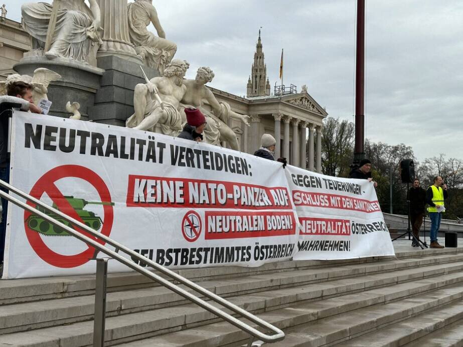 Митинги в столице Австрии против военной помощи Украине