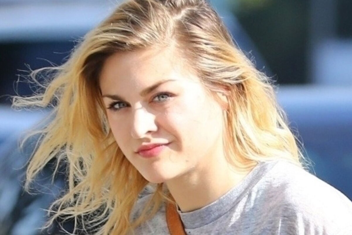     Дочь Курта Кобейна и Кортни Лав вышла замуж за сына известного спортсмена