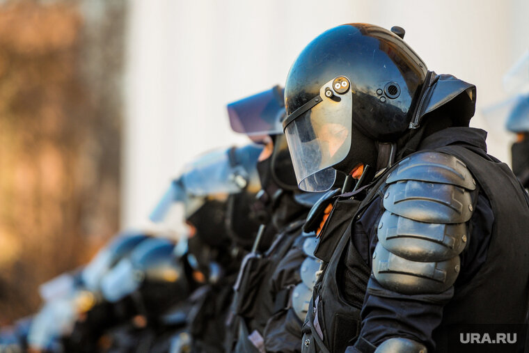    К оптовому рынку в Кременкуле стянули несколько машин ОМОНа