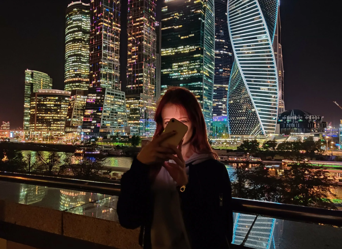 Девушки в москва сити. Девушка на фоне ночного города. Москва Сити. Москва Сити ночью. Девушка на фоне Москва Сити
