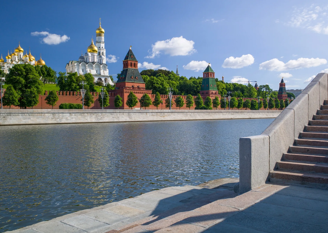 Котельническая набережная сквер. Три р москва. Три р москва. Пречистенская набережная москва. Три р москва.