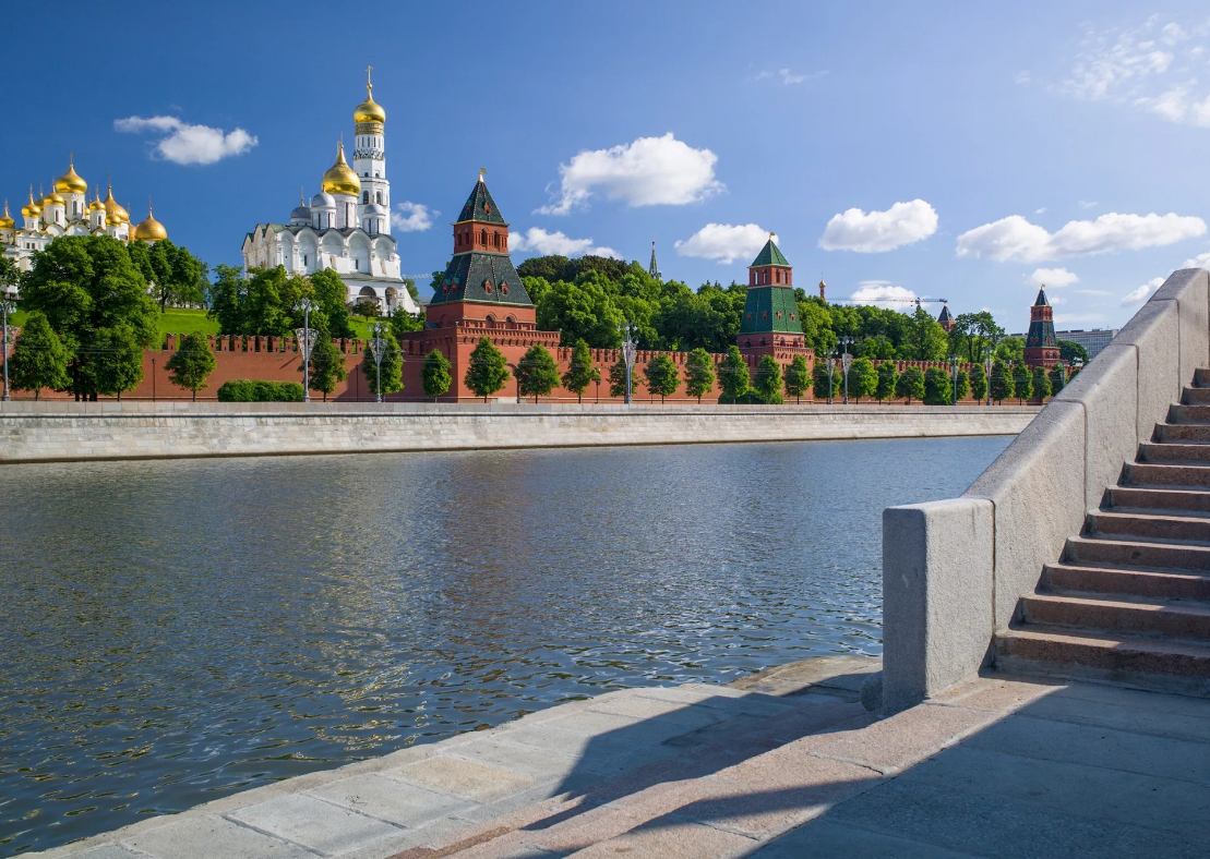 Москва река Софийская набережная. Софийская набережная Кремль. Набережная Москвы-реки Москва. The Moskva River набережная.