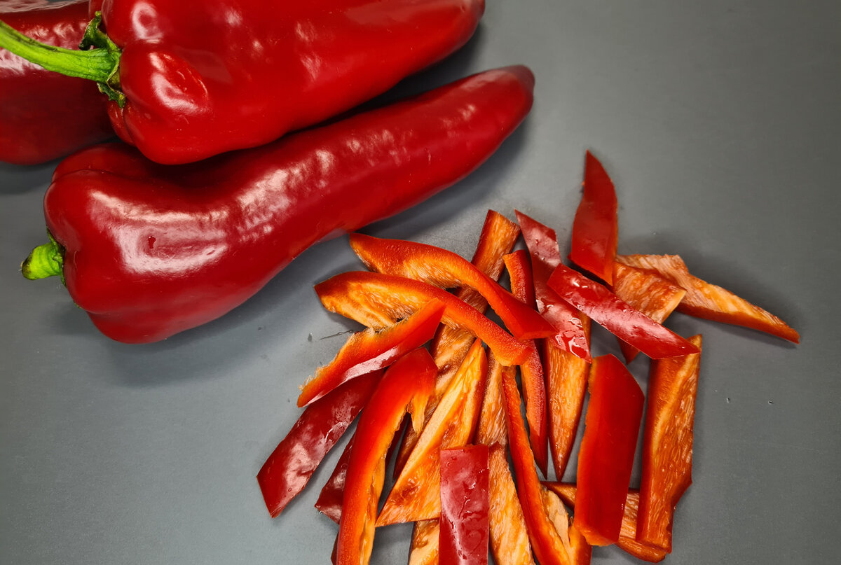 перец нарезаем соломкой