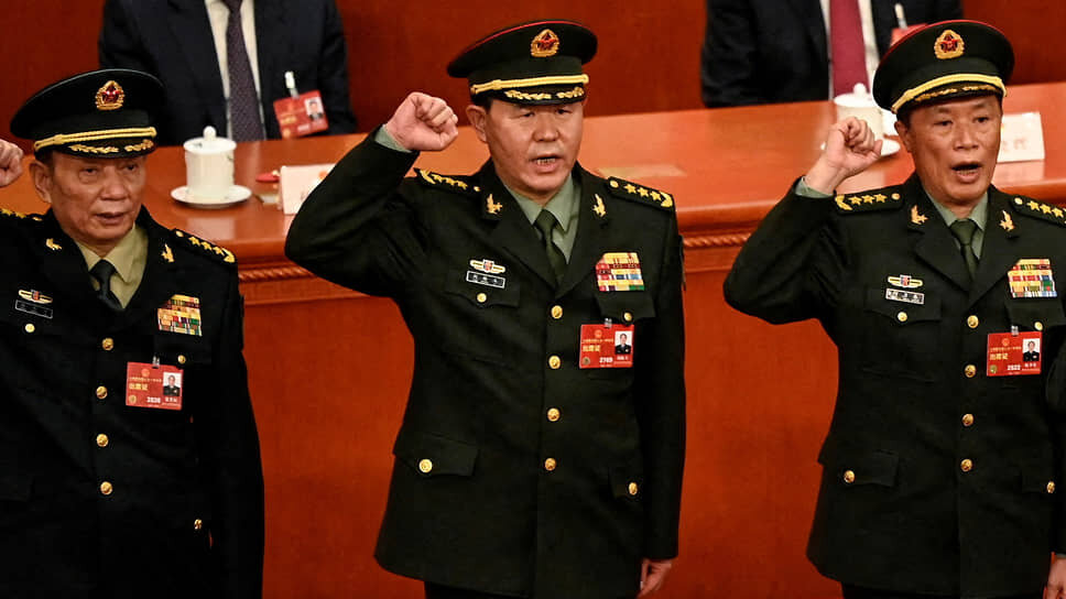 Фото: Greg Baker / Reuters📷Гнерал Лю Чжэньли (в центре)