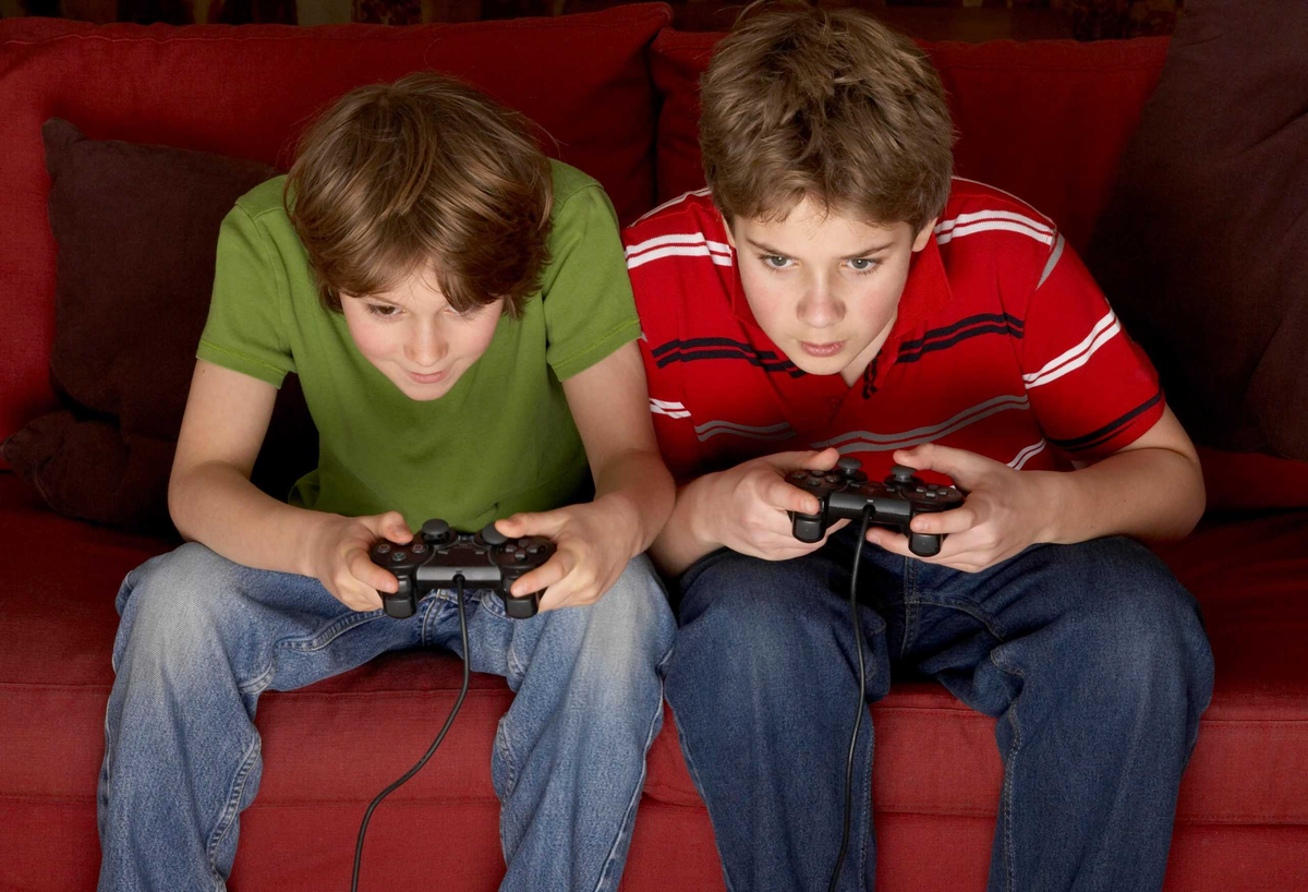 Gaming boy. Хобби для мальчиков 10 лет. Игромания у мальчика 7 лет. Чем увлекаются подростки 13 лет. Подросток играющий в компьютерные игры.