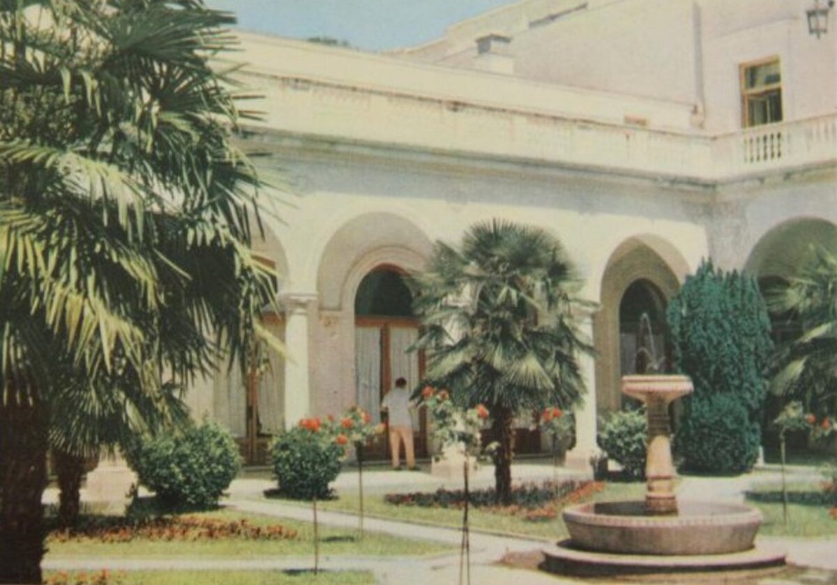 Крым. Ливадия. Санаторий «Ливадия». Итальянский дворик. Фотооткрытка видовая немаркированная цветная. Фотографы: К. Шамшин, Р.И. Якименко. Период создания: 1971 г.