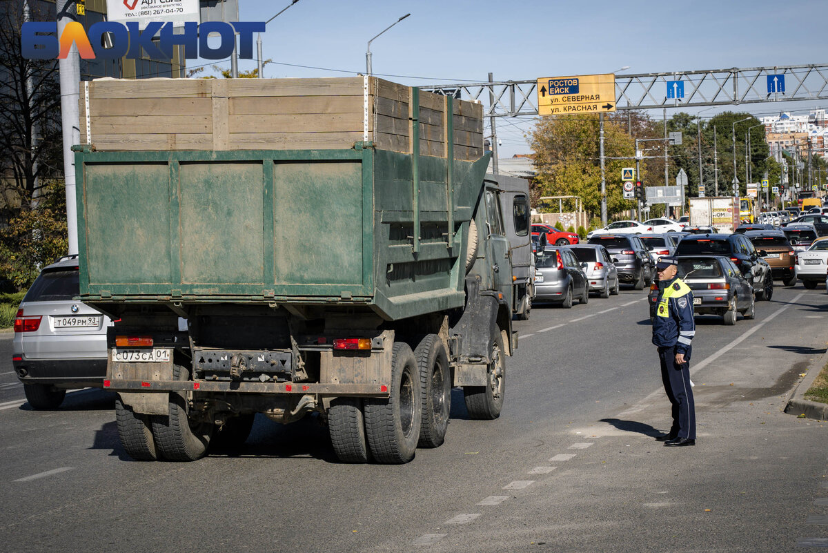 В Краснодаре показали места вечных массовых пробок: автолюбители предложили  пути решения проблемы | Блокнот Краснодар | Дзен