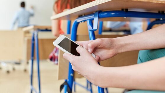    В Госдуму внесут законопроект о телефонах во время уроков в школах Анастасия Романова