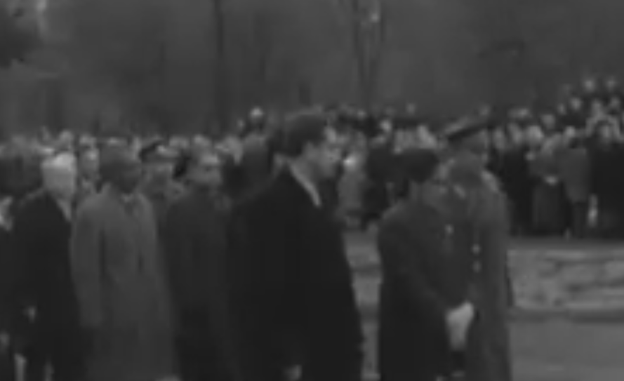 Стоит уточнить, что Бандаранаике в 1960 году одержала победу на выборах и стала первой в новейшей истории женщиной — премьер-министром в мире. В то время остров Шри-Ланка официально назывался Цейлон. Политик участвовала в президентских выборах в 88-м году, но проиграла. А спустя несколько лет, в 1994 году, победу в президентских выборах одержала ее дочь Чандрика Кумаратунга, которая назначила свою мать вновь премьер-министром. В 2000 году, когда Бандаранаике было 84 года, она ушла в отставку. В том же году в октябре она скончалась от сердечного приступа, который произошел сразу после голосования на парламентских выборах.Без своего внимания гостья не оставила Волжскую гидроэлектростанцию имении 22 Съезда Партии. Также премьер-министр посетила завод «Красный октябрь», где ее особенно заинтересовал процесс выплавки стали. Там же она дружески беседовала с металлургами. Сиримаво Бандаранаике прошлась по Мамаеву кургану, посмотрев на величественную статую.📷
