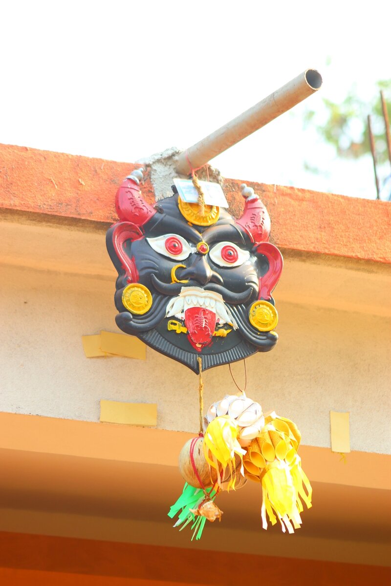 Изгоняющие бесов обереги почти на каждом здании. Почувствовали себя неуютно?