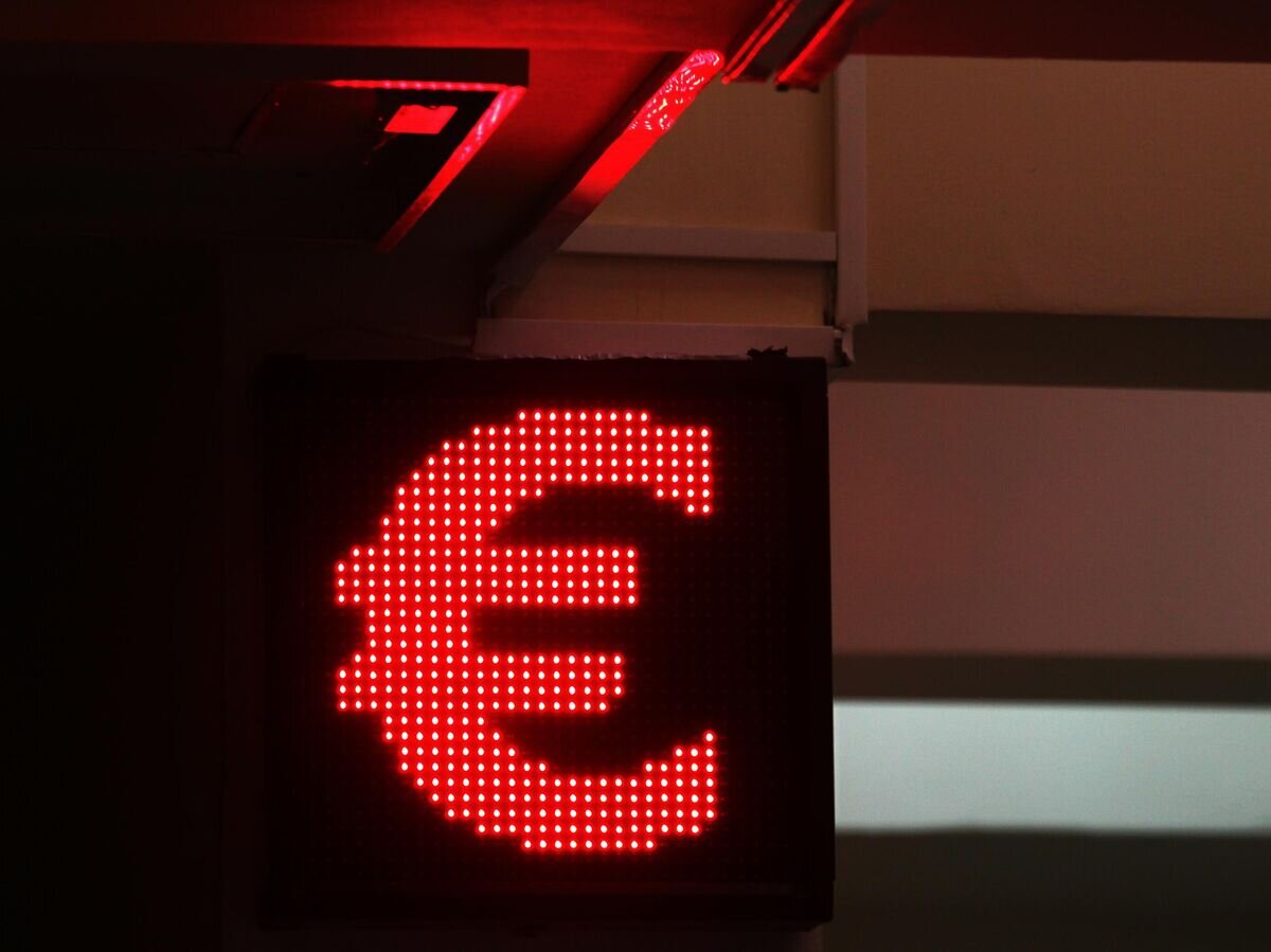    Электронное табло со знаком евро на одной из улиц в Москве© РИА Новости / Мария Девахина