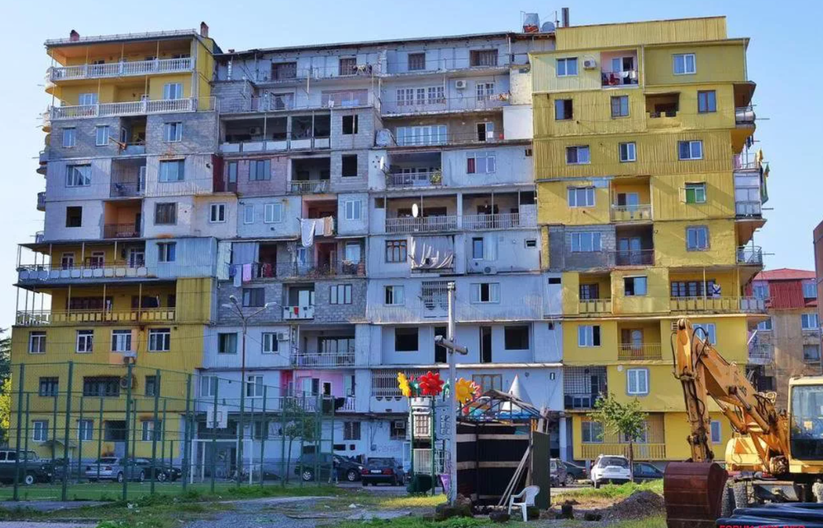 Балконы в Армении самострой. Тбилиси самострой. Тбилиси балконы самострой. Батуми самострой.