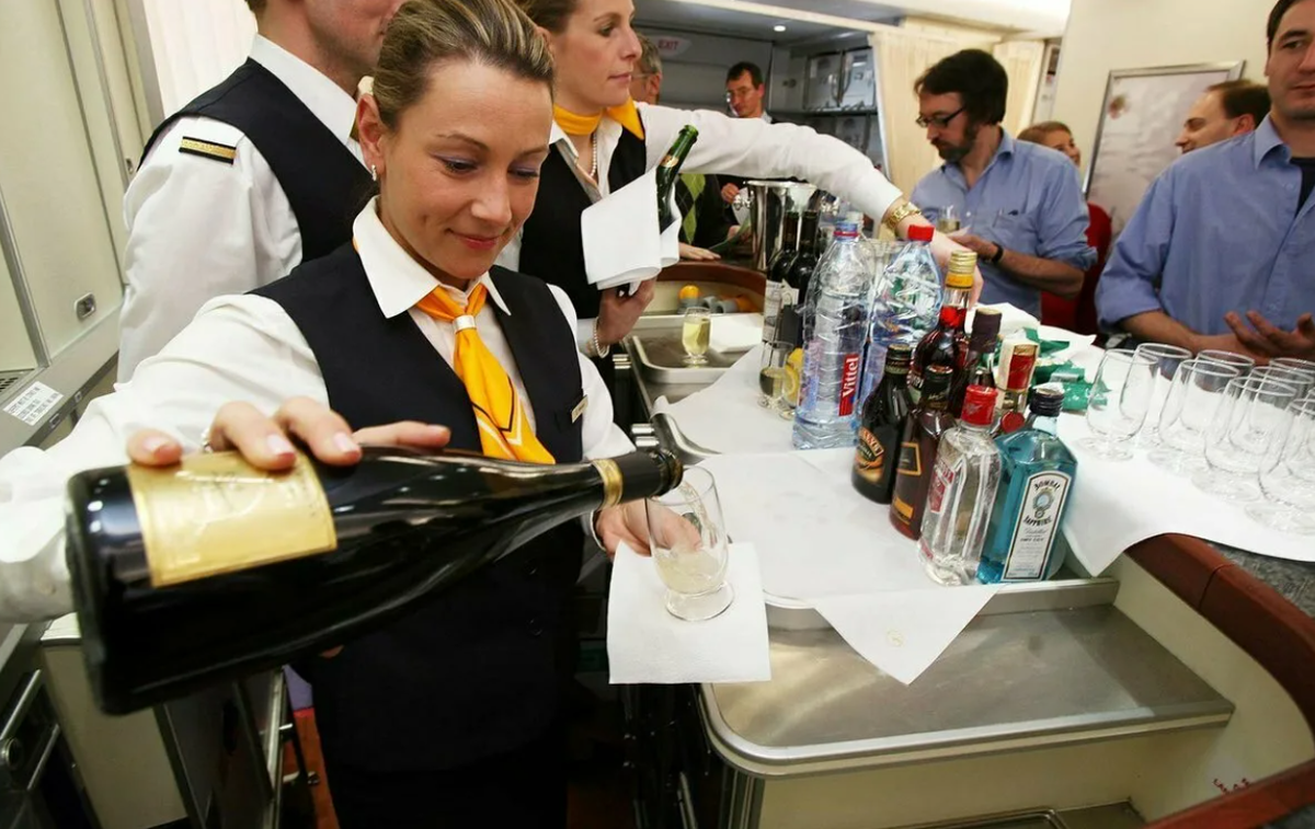 Девушка в салоне самолета. Укачивание в самолете. Тошнит в самолете. Самолет с пассажиром. Можно ли пассажиру пить.