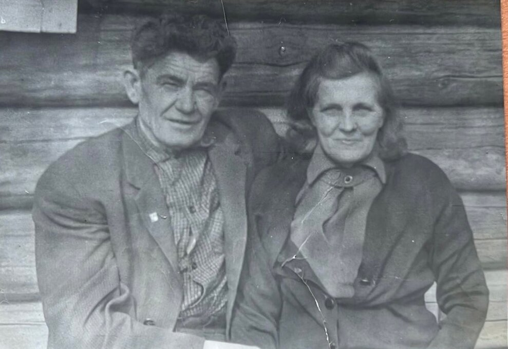 Мой дед-конюх и бабушка - учительница.